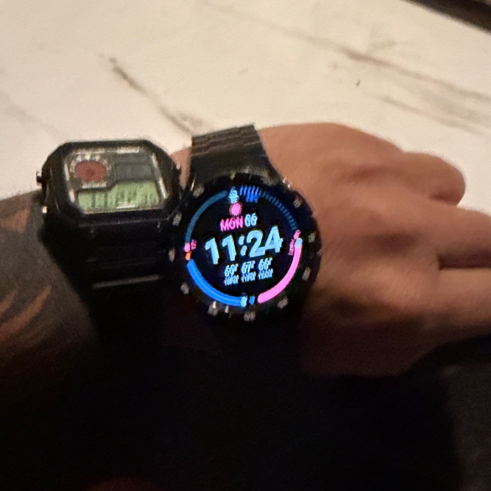 Samsung Smartwatch Galaxy Watch 6 with Black Band and Colorful Display.